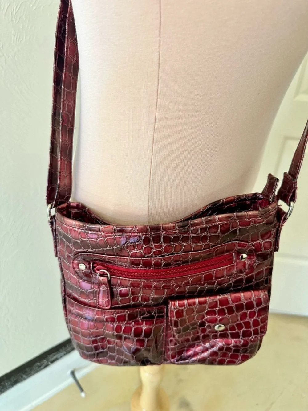 Red Croc Embossed Crossbody Bag | Faux Leather Y2K Style Shoulder Purse - Picture 4 of 6